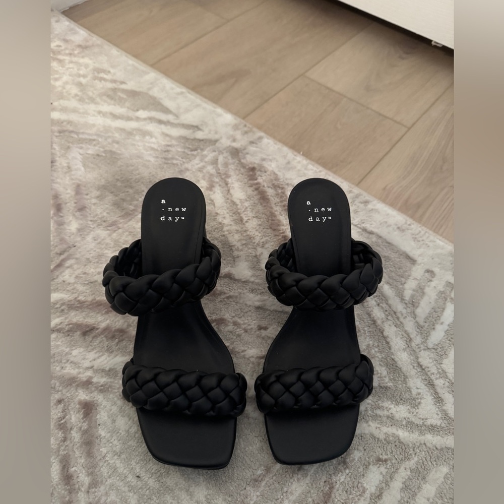 New Day size 6 black sandals